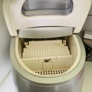 Ice Machine (needs tray, but works perfectly)